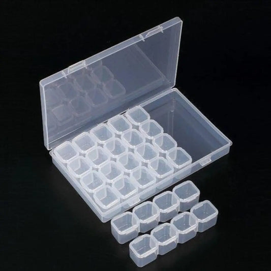 Transparante opbergdoos met 28 uitneembare vakjes, open weergegeven op een zwarte achtergrond.