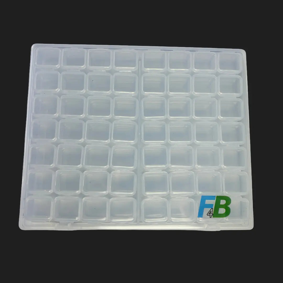 Bovenaanzicht van diamond painting opbergdoos met 56 vakjes, geschikt voor het bewaren van steentjes.