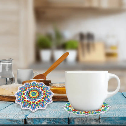 Kopje op diamond painting onderzetters met kleurrijk mandala-ontwerp op een tafel in de keuken