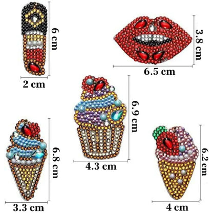 Verscheidenheid aan kleine diamond painting decoraties waaronder rode lippen, cupcake, en ijsjes in levendige kleuren en gedetailleerde ontwerpen, met afmetingen variërend van 2 tot 4.3 cm breed en 6 tot 6.9 cm hoog.