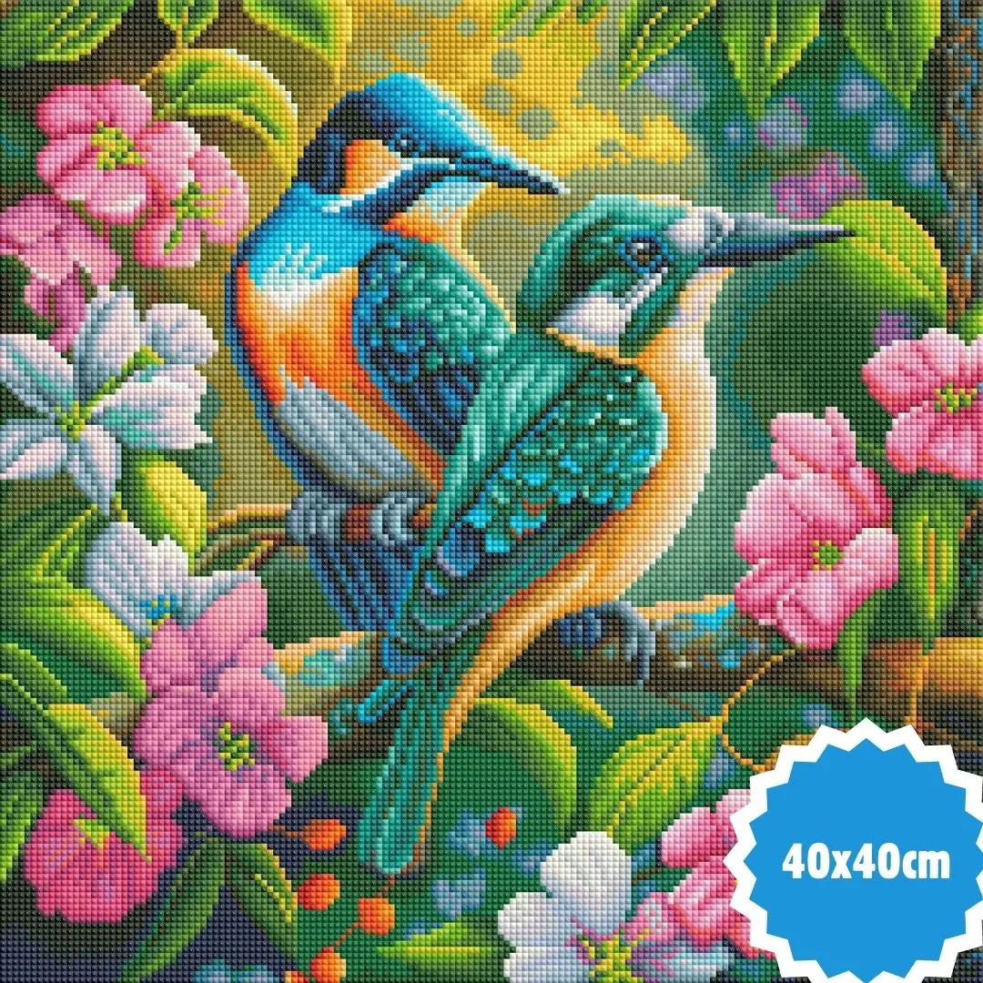 Diamond painting van twee kleurrijke vogels met blauwgroene en oranje veren, zittend op een tak omringd door roze en witte bloemen, met afmetingen 40x40 cm.