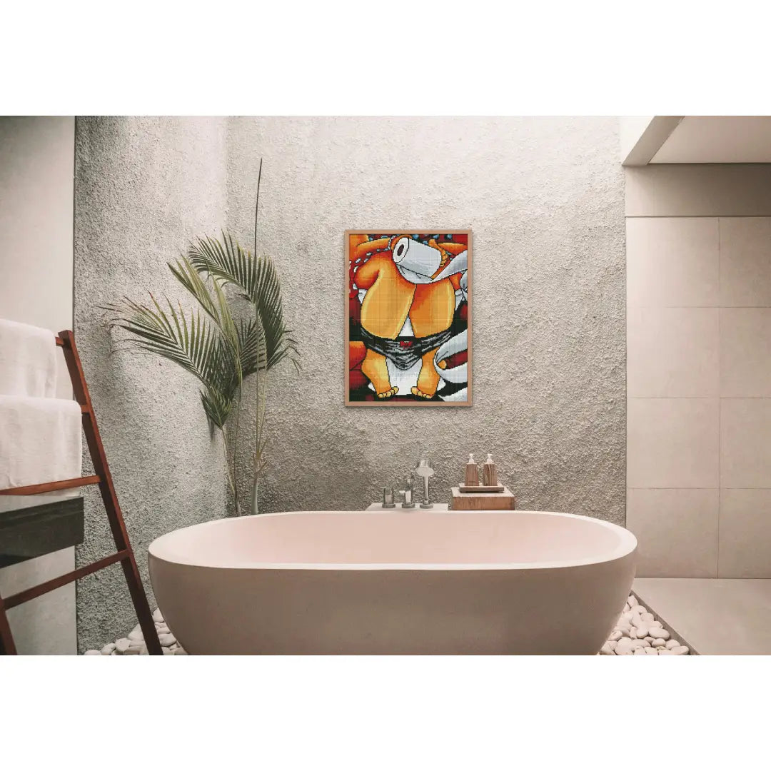 Ingelijst diamond painting van een humoristisch dik persoon met toiletpapier, opgehangen in een moderne badkamer met vrijstaand bad.