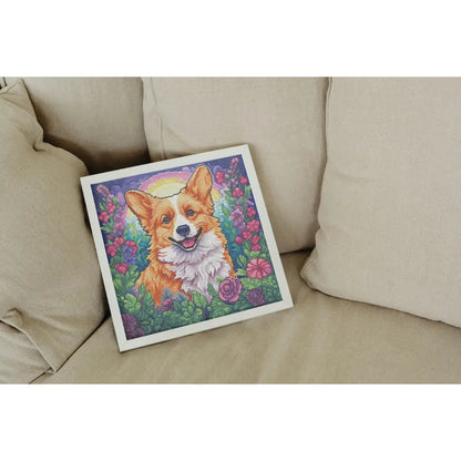 Ingelijste diamond painting van een corgi hond met bloemen op een beige bank